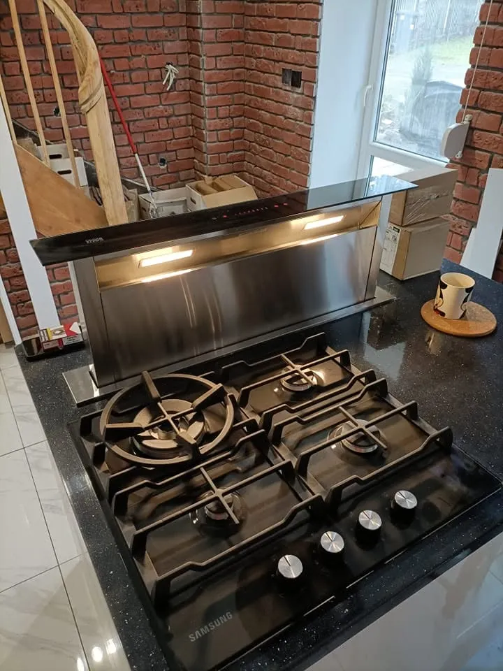 Podłączona czteropalnikowa płyta gazowa Samsung w kuchennej wyspie z ciemnym blatem
