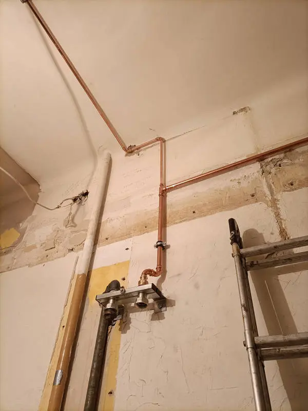 Miedziana instalacja gazowa doprowadzona do nowej konsoli pod gazomierz