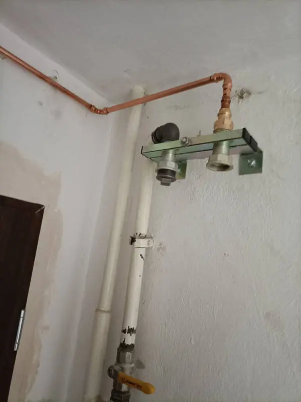 Konsola pod gazomierz z miedzianym odejściem instalacji poprowadzonym pod sufitem